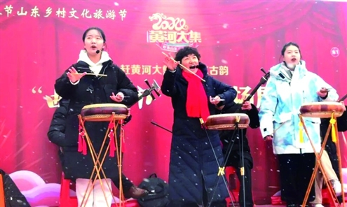胡集书会上,各方曲艺演员为群众带来精彩演出